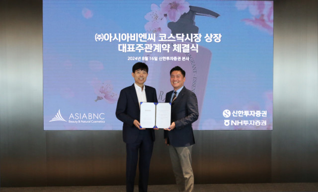 Hwang Jong-Seo, CEO of ASIABNC (left), and Seo Yoon-bok, Head of the IPO Division, Shinhan Investment & Securities Co., Ltd. (right).