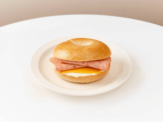 에그드랍 ‘햄 앤 치즈 베이글(Ham & Cheese Bagel)’ 샌드위치(© 주식회사 에그드랍)