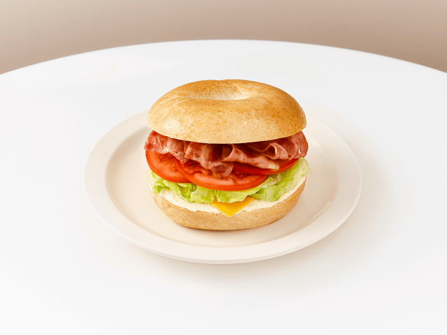 에그드랍 ‘BLT 베이글(BLT Bagel)’ 샌드위치(© 주식회사 에그드랍)