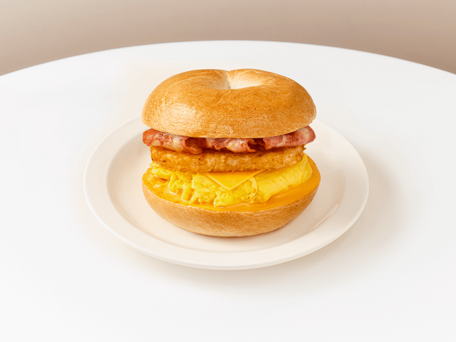 에그드랍 ‘에그 베이컨 해쉬브라운 베이글(Egg Bacon Hash Brown Bagel)’ 샌드위치(© 주식회사 에그드랍)