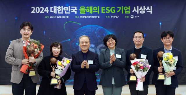 환경재단 ‘2024 대한민국 올해의 ESG 기업’ 시상식 수상 이미지(왼쪽부터 이승철 한국콜마 지속가능경영그룹장, 윤재원 롯데백화점 ESG팀 팀장, 최열 환경재단 이사장, 윤순진 서울대학교 환경대학원 원장, 이덕현 기아 지속가능경영실장, 임동아 네이버 ESG 이사)