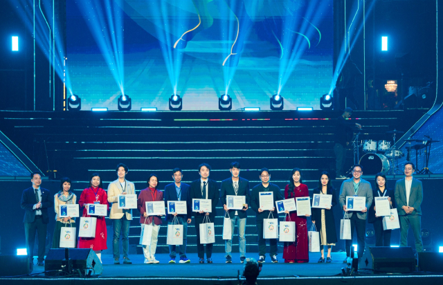 ‘TECHFEST VIETNAM 2025’의 데모데이 행사에서 심사위원들이 무대에 올라 기념촬영을 하고 있다(제공=TECHFEST 2025)