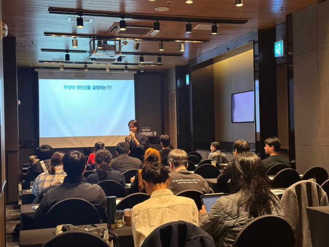 폐자원에너지화 전문인력 양성사업 취업 컨설팅에 참여한 학생들이 취업 코칭 컨설턴트의 면접 특강을 듣고 있다(제공=한국폐자원에너지기술협의회)