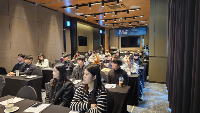 폐자원에너지화 전문인력 양성사업 취업 컨설팅에 참여한 학생들이 면접 코칭을 받고 있다(제공=한국폐자원에너지기술협의회)