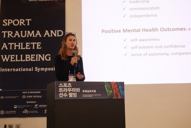 로즈마리 퍼셀(Rosemary Purcell) 호주 멜버른대학교 교수가 ‘스포츠 트라우마와 선수 웰빙’ 국제 심포지엄에서 발표하고 있다