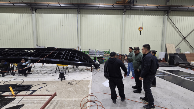 배이산업 관계자들이 영암 공장에서 말레이시아 바이어사인 Protouch Engineering SDN BHD 관계자들에게 차세대 HDPE 선박의 보트 프레임 구조와 설계 특장점에 대해 상세히 설명하고 있다(제공=배이산업)