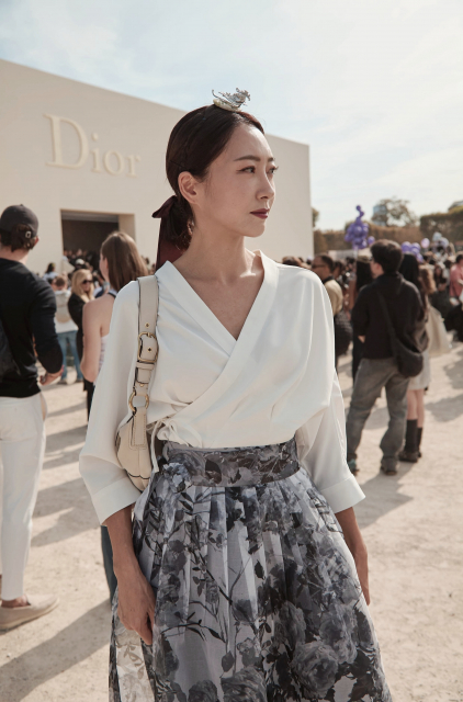 한복 실루엣을 디올 무드로 재해석한 파리 패션위크 스타일링