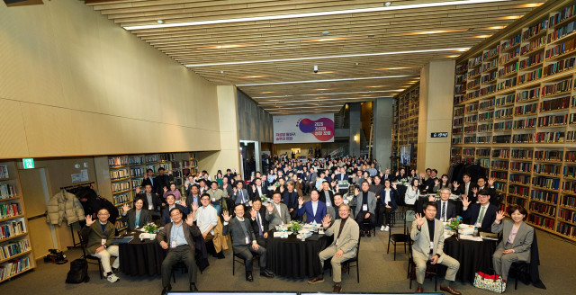 ‘2026 가치와 성장 포럼’에 참여한 학계·정책 전문가, 기업 관계자 등 150여 명이 단체 사진 촬영을 하고 있다