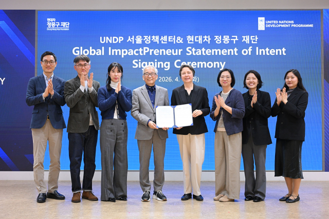 UNDP 서울정책센터 앤 유프너 소장(가운데 오른쪽)과 현대차 정몽구 재단 정무성 이사장(가운데 왼쪽)이 4월 14일 서울에서 아시아·태평양 지역 임팩트 스타트업 성장 지원을 위한 ‘글로벌 임팩트프러너(Global ImpactPreneur)’ 협력의향서 체결 후 양 기관 관계자들과 함께 기념 촬영을 하고 있다