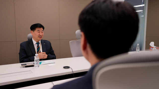 LRQA Korea 이일형 대표이사가 CJ제일제당의 국내 최초 글로벌 표준 BRCGS Food Safety Culture Excellence Program 도입을 축하하고 있다