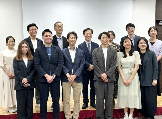 사회적가치연구원(CSES)과 일본펀드레이징협회(JFRA), 사업 참여기관 관계자들이 27일 일본 도쿄 AP Tokyo Marunouchi에서 열린 ‘Outcome Fund for IMM(성과 기반 기금)’ 성과공유회를 마친 뒤 기념촬영을 하고 있다