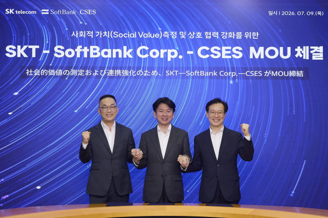 사회적가치연구원(CSES)이 9일 서울 을지로 SKT타워에서 SK텔레콤, 일본 소프트뱅크와 ‘AI·ICT 기업의 사회적가치 측정 및 상호 협력 강화를 위한 업무협약(MOU)’을 체결했다. 왼쪽부터 엄종환 SKT 지속가능경영실장, 겐다 야스유키 일본 소프트뱅크 코퍼레이트 총괄, 나석권 사회적가치연구원 대표이사