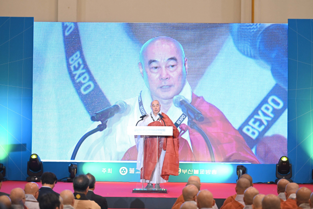 2026부산국제불교박람회 개막식에서 불교신문·BBS부산불교방송 사장 원허 스님이 개회사를 하고 있다