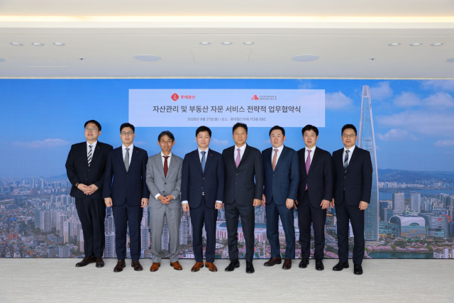 9월 21일 롯데월드타워 113층 EBC에서 쿠시먼앤드웨이크필드 코리아 황점상 대표(왼쪽에서 네 번째)와 롯데물산 장재훈 대표(왼쪽에서 다섯 번째)를 포함한 양사 임원진이 전략적 업무협약(MOU) 체결 후 기념촬영을 하고 있다