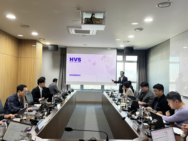 경기창조경제혁신센터 창업도약패키지 참여기업인 에이치브이에스 박윤상 대표가 발표를 진행 중이다